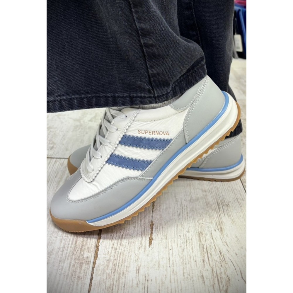 Trainer in white with blue V