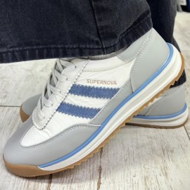 Trainer in white with blue V
