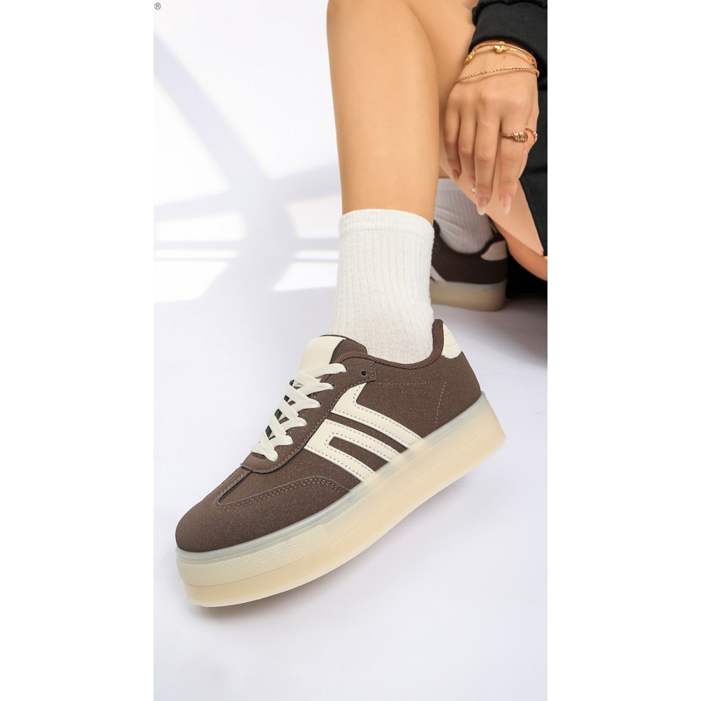 Trainer in brown 