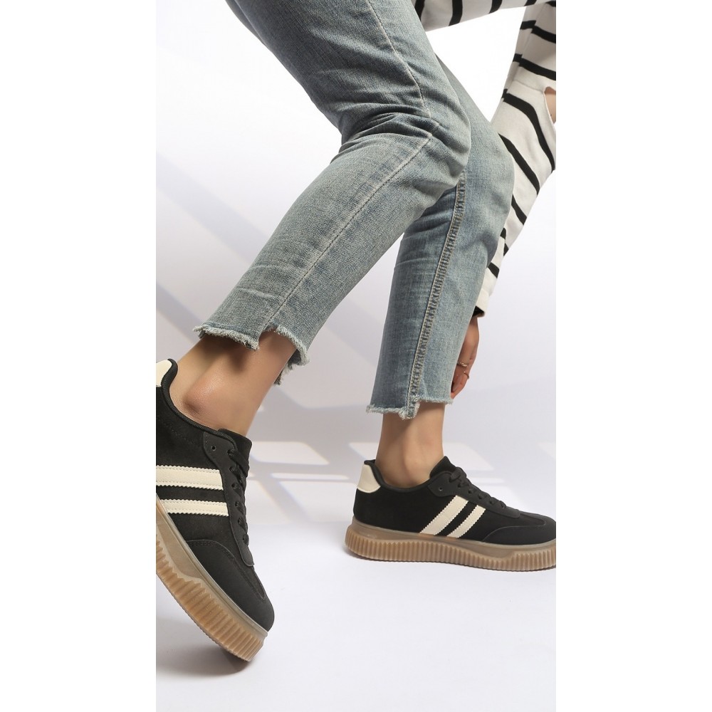 Trainer in black