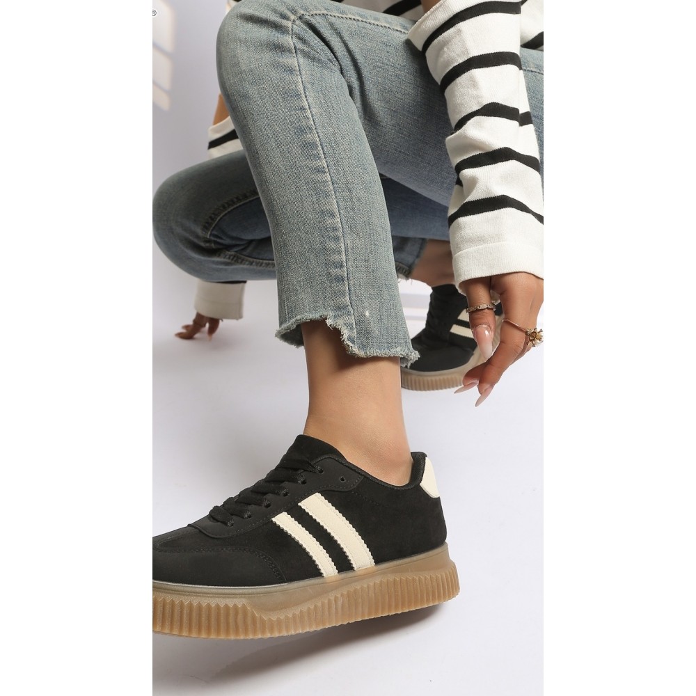 Trainer in black