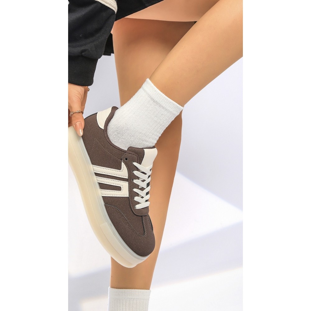 Trainer in brown 