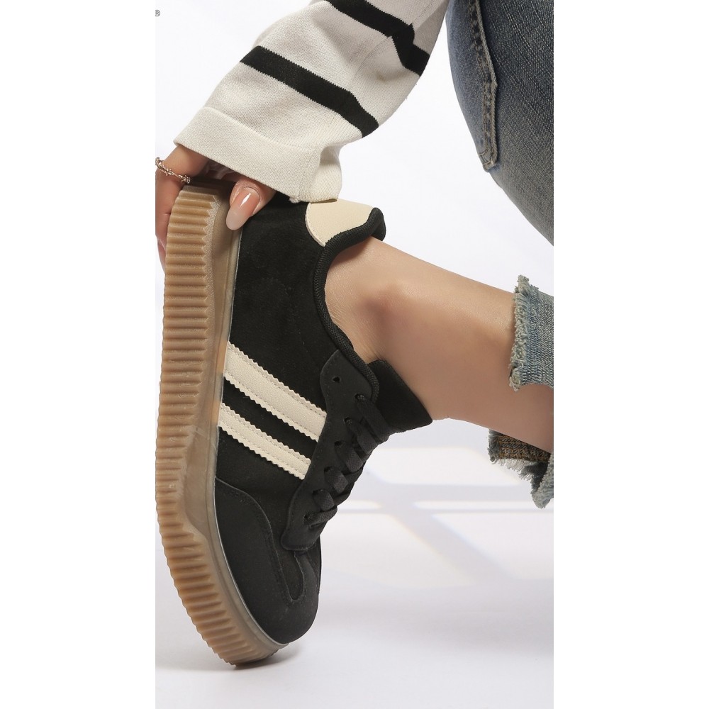 Trainer in black