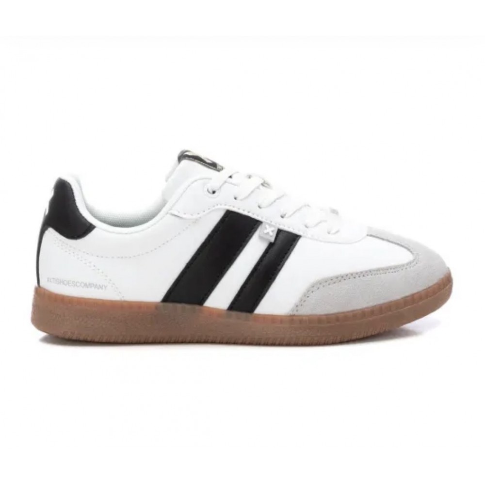 Trainer in white from Xti