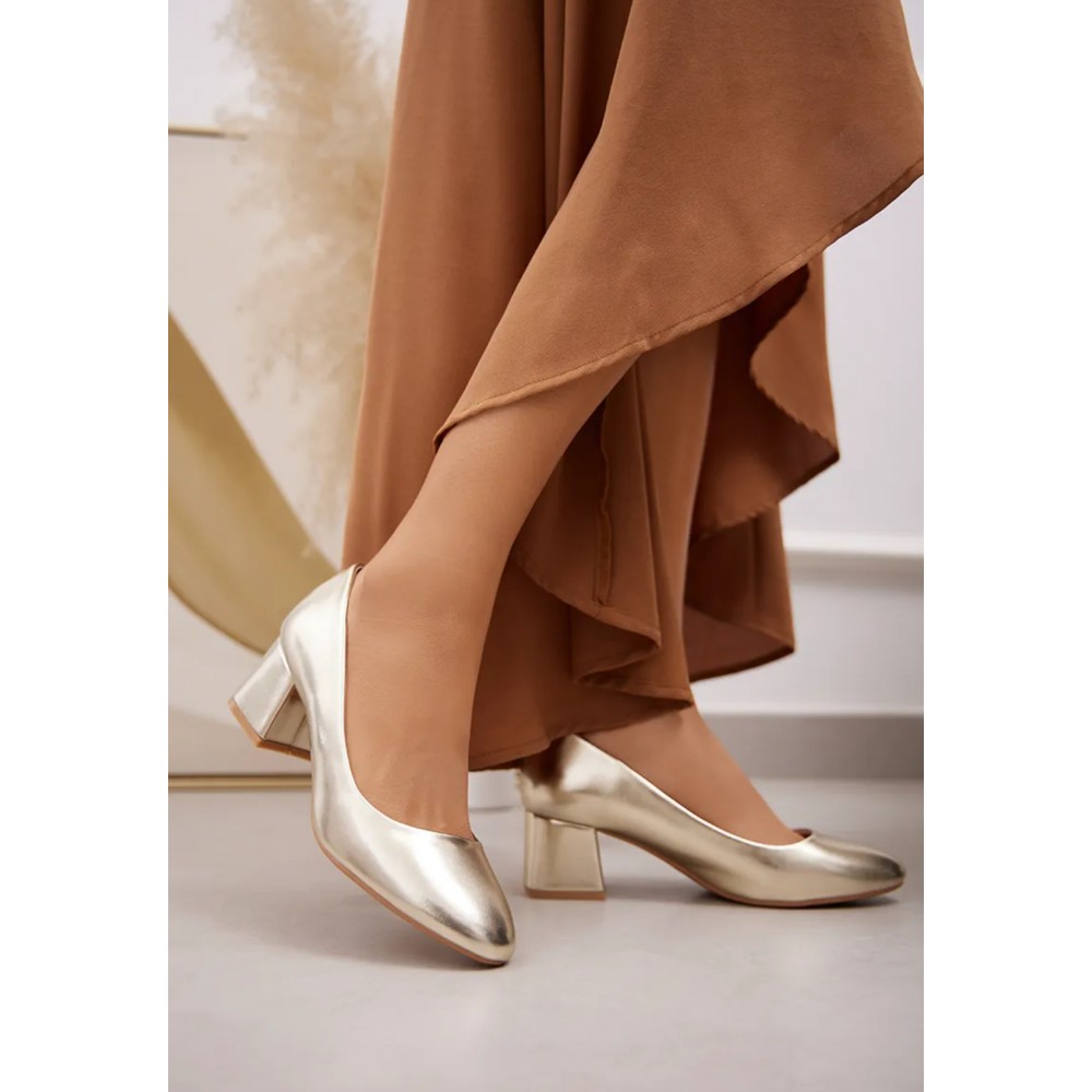 Dress shoe in gold with low block heel